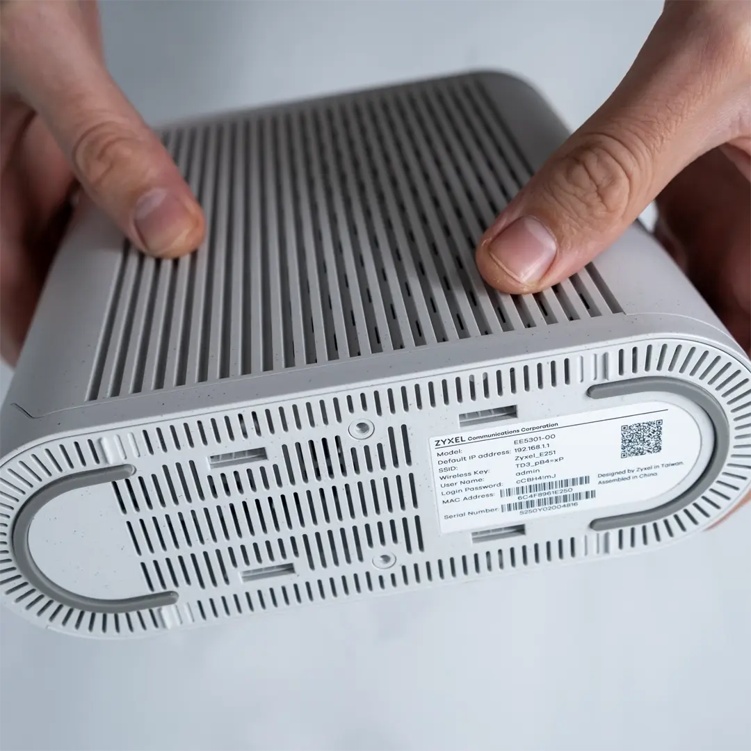 Abbildung der Unterseite eines Zyxel-Routers.