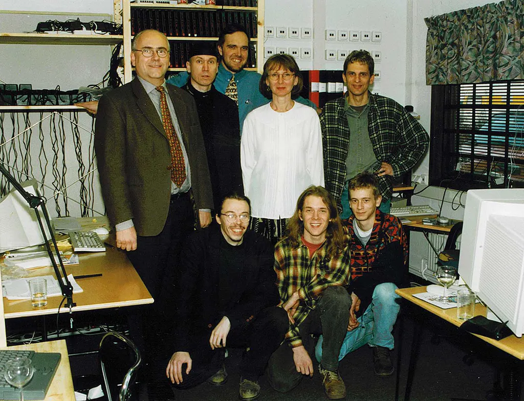 Die Gründer von Bahnhof im Jahr 1994 im ersten Bahnhof-Büro. Das Team posiert zwischen Computern, Servertechnik und Netzwerkausrüstung der frühen Internetära.